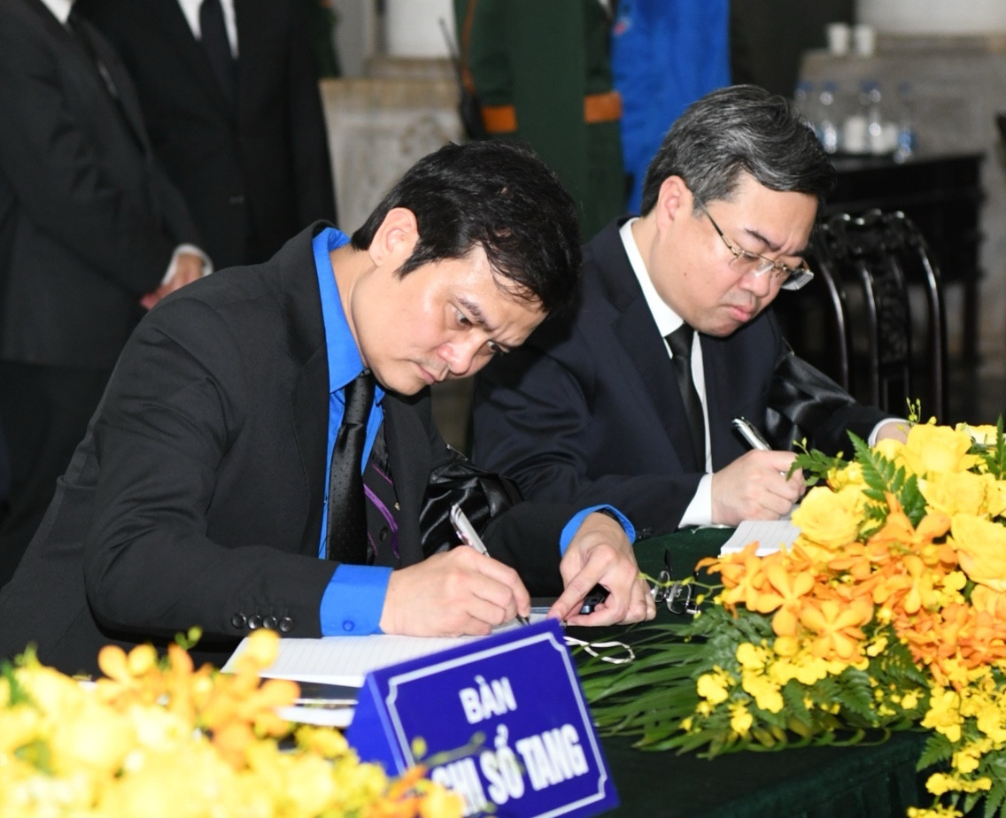 Đồng chí Bùi Quang Huy - Bí thư thứ nhất Ban Chấp hành Trung ương Đoàn TNCS Hồ Chí Minh, thành kính viết Sổ tang tưởng nhớ Tổng Bí thư Nguyễn Phú Trọng.