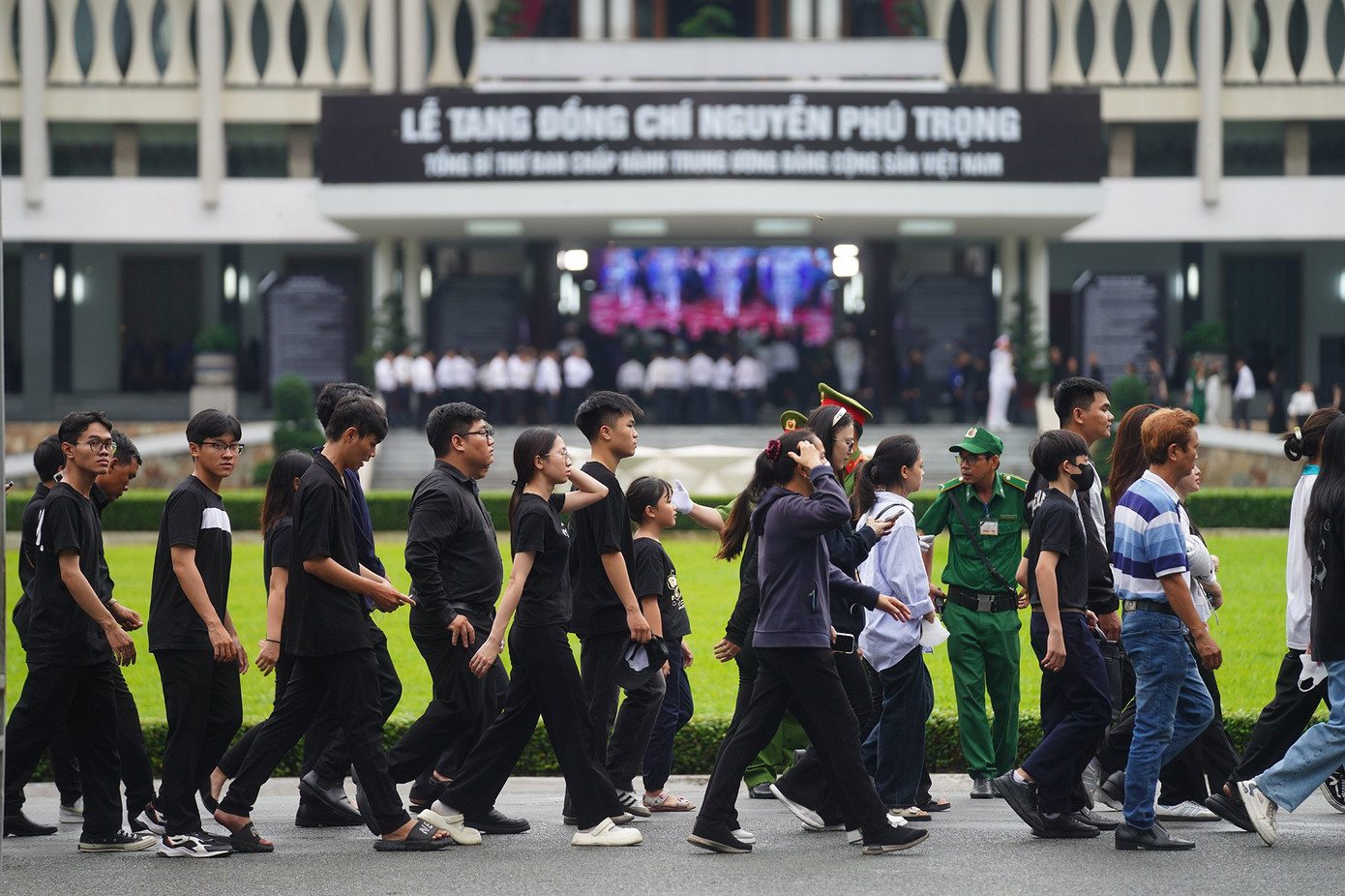 TPHCM điều chỉnh thời gian viếng Tổng Bí thư Nguyễn Phú Trọng đến 23h00 ảnh 101