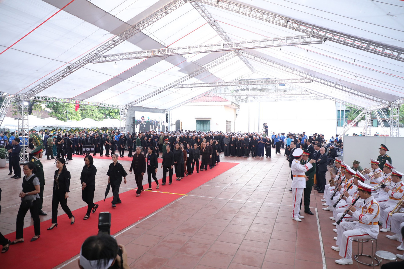 Người dân viếng Tổng Bí thư ở quê nhà xã Đông Hội.