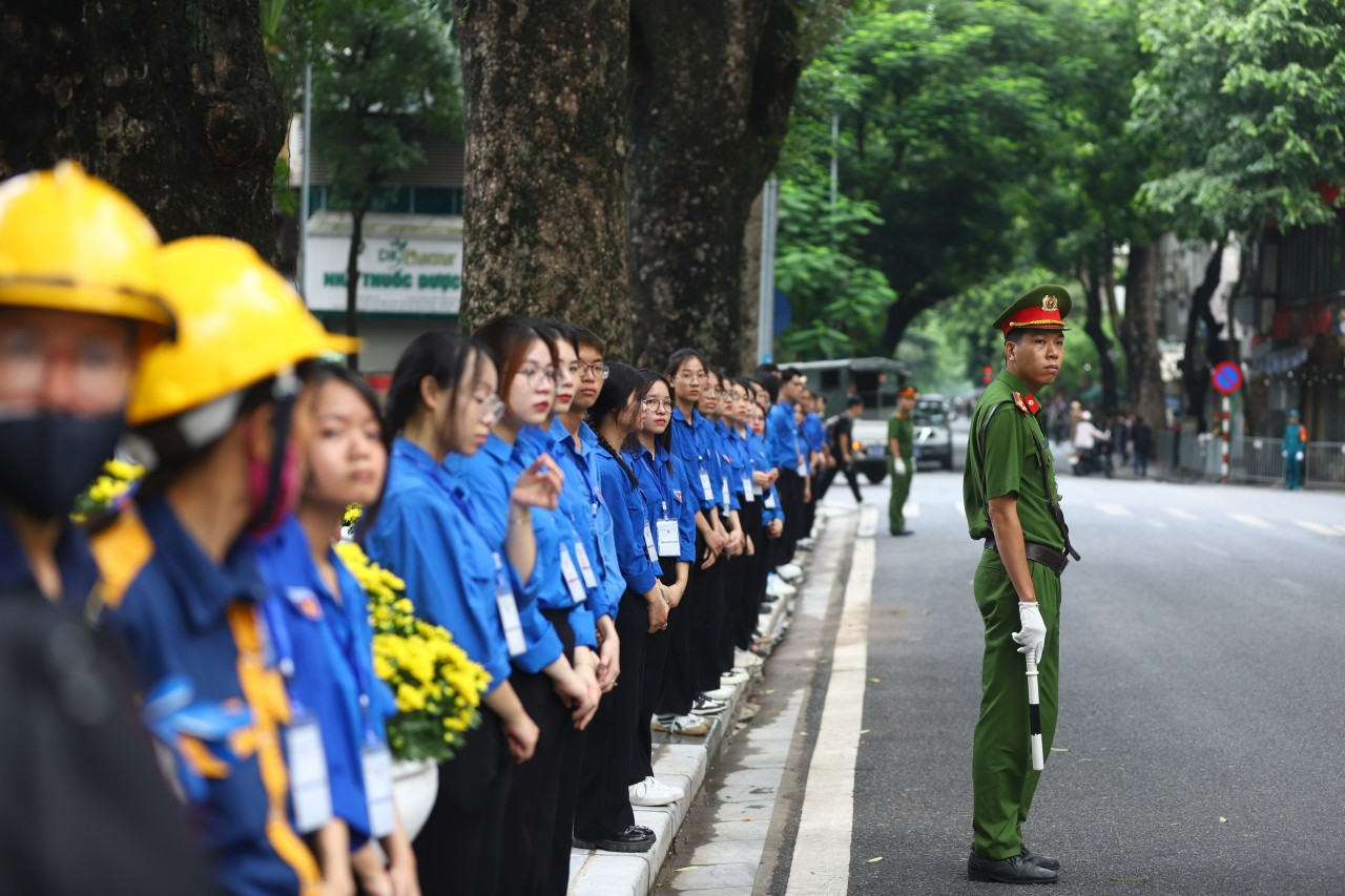 Đoàn viên, thanh niên Thủ đô Hà Nội tình nguyện tham gia phục vụ Lễ Quốc tang Tổng Bí thư Nguyễn Phú Trọng.