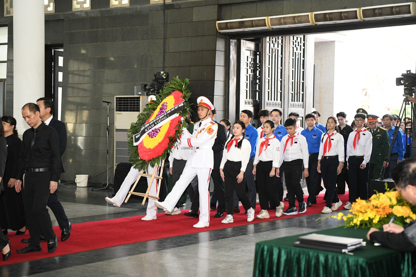 Đoàn đại biểu Đoàn TNCS Hồ Chí Minh và tuổi trẻ Việt Nam do đồng chí Bùi Quang Huy - Bí thư thứ nhất Ban Chấp hành Trung ương Đoàn, làm Trưởng đoàn, kính viếng Tổng Bí thư Nguyễn Phú Trọng.