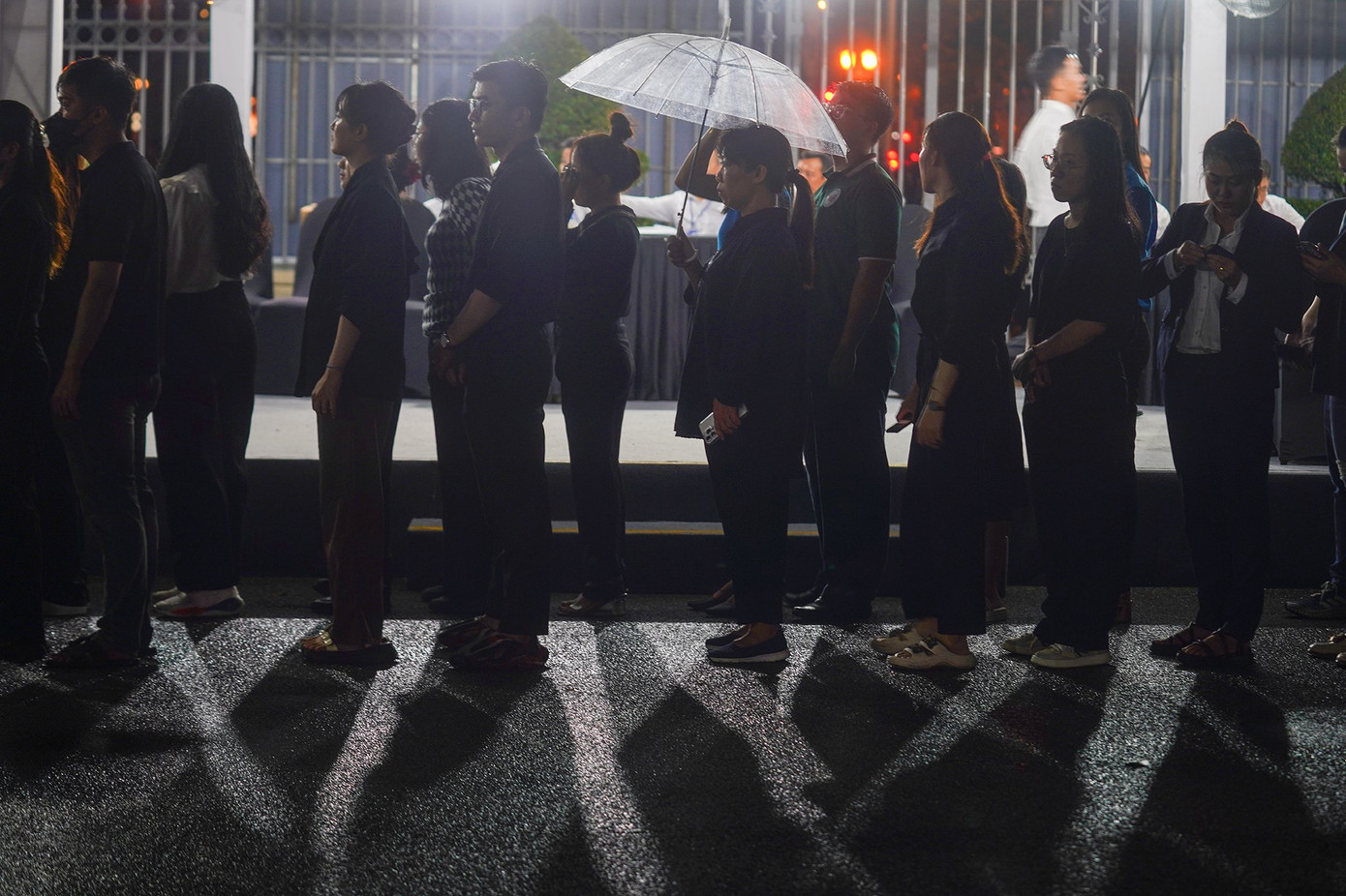 Những dòng người lặng lẽ tiến về Hội trường Thống Nhất (TPHCM)