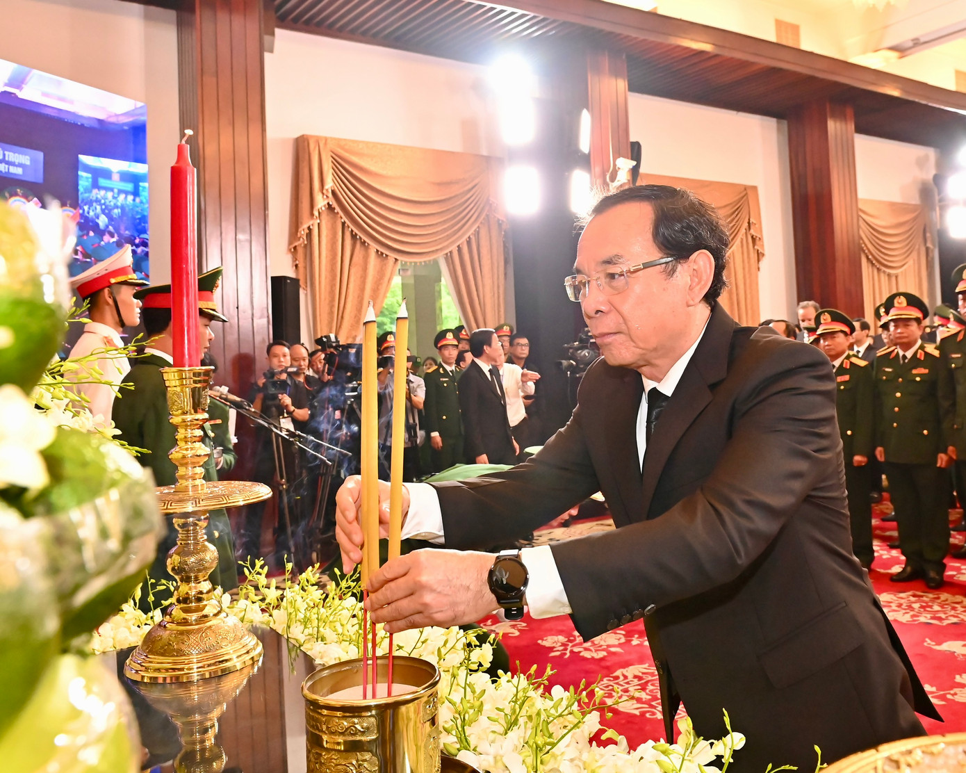 Đồng chí Nguyễn Văn Nên thắp hương viếng Tổng Bí thư Nguyễn Phú Trọng. (Ảnh: SGGP)