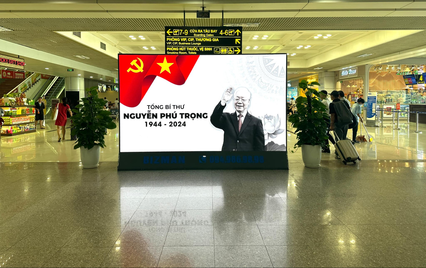 Theo thông tin từ VTV, sau 18h hôm nay, Ban tổ chức lễ tang sẽ tạo điều kiện sắp xếp cho người dân vào viếng Tổng Bí thư Nguyễn Phú Trọng tại Nhà tang lễ Quốc gia (số 5, Trần Thánh Tông, Hà Nội). Khi đến viếng, người dân mang theo thẻ căn cước công dân gắn chip điện tử hoặc điện thoại di động cài đặt VNeID mức độ 2 để quét mã QR.