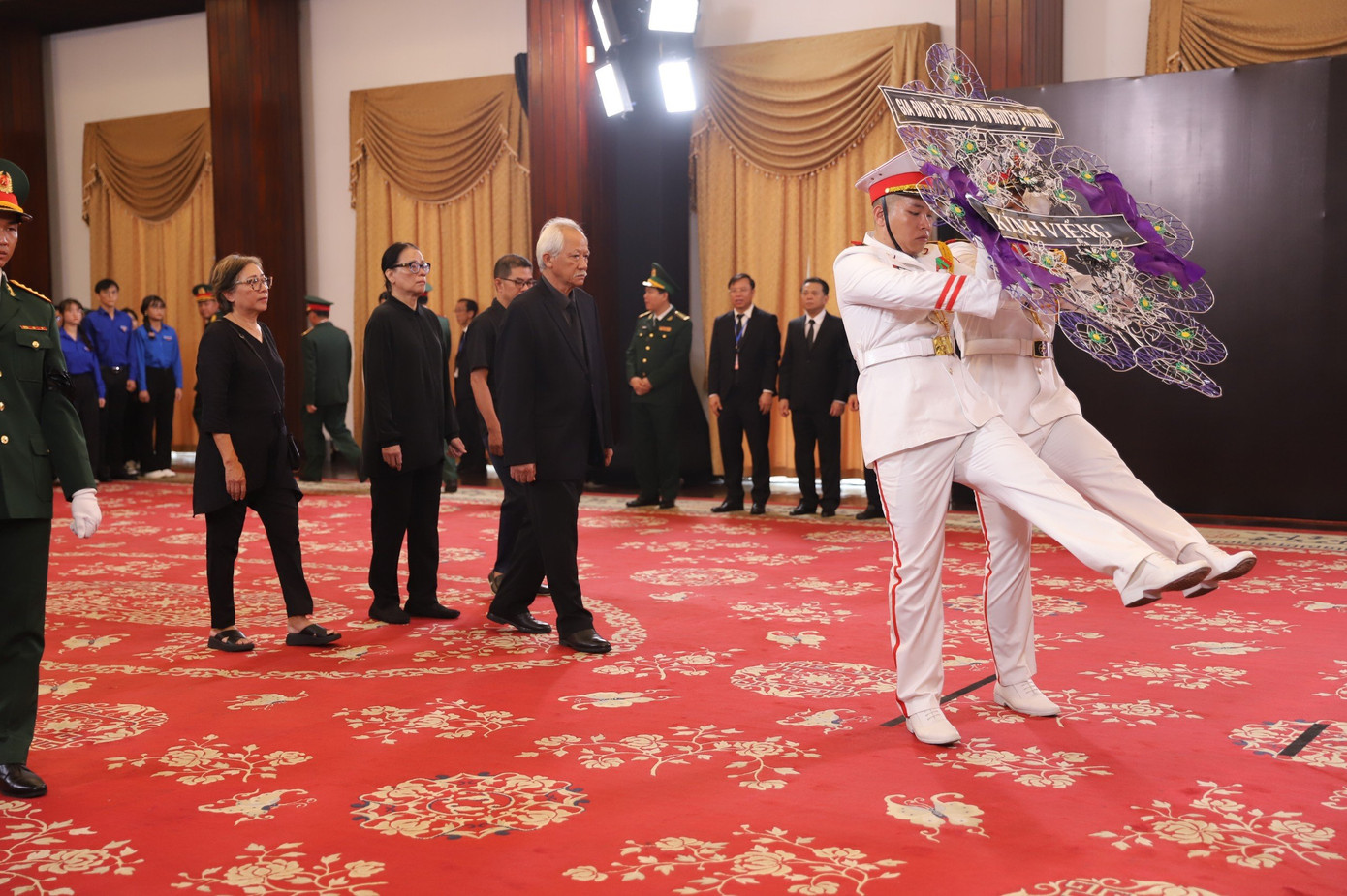 Gia đình cố Tổng Bí thư Nguyễn Văn Linh kính viếng Tổng Bí thư Nguyễn Phú Trọng tại Hội trường Thống Nhất (TPHCM).