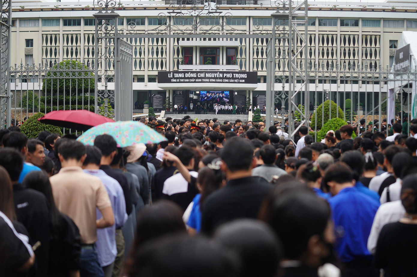 TPHCM điều chỉnh thời gian viếng Tổng Bí thư Nguyễn Phú Trọng đến 23h00 ảnh 100