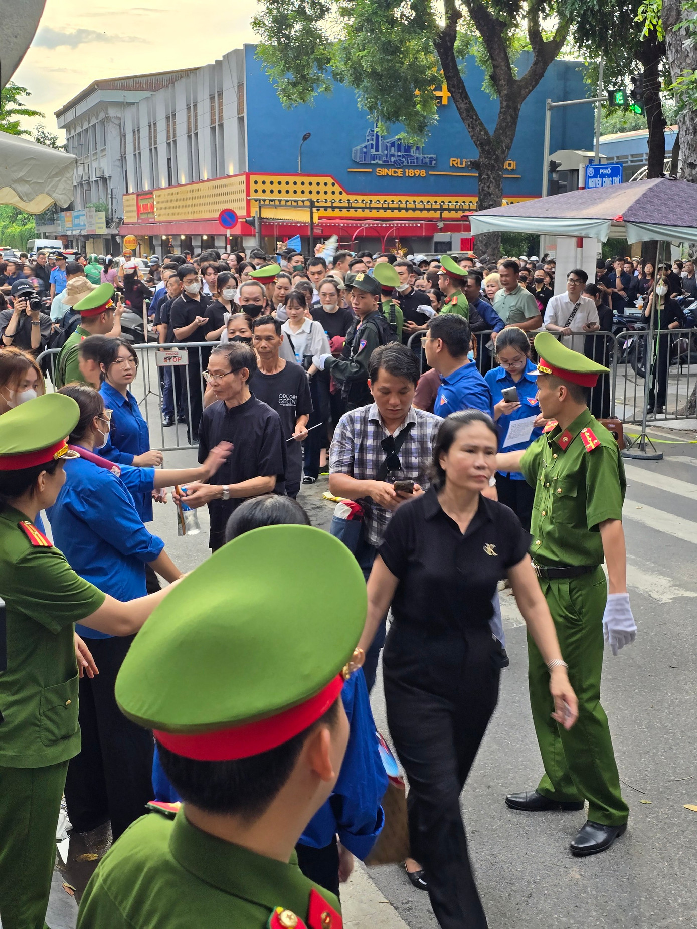 Lực lượng công an, đoàn viên, thanh niên hỗ trợ người dân quét mã QR trước khi vào Nhà tang lễ Quốc gia viếng Tổng Bí thư Nguyễn Phú Trọng.