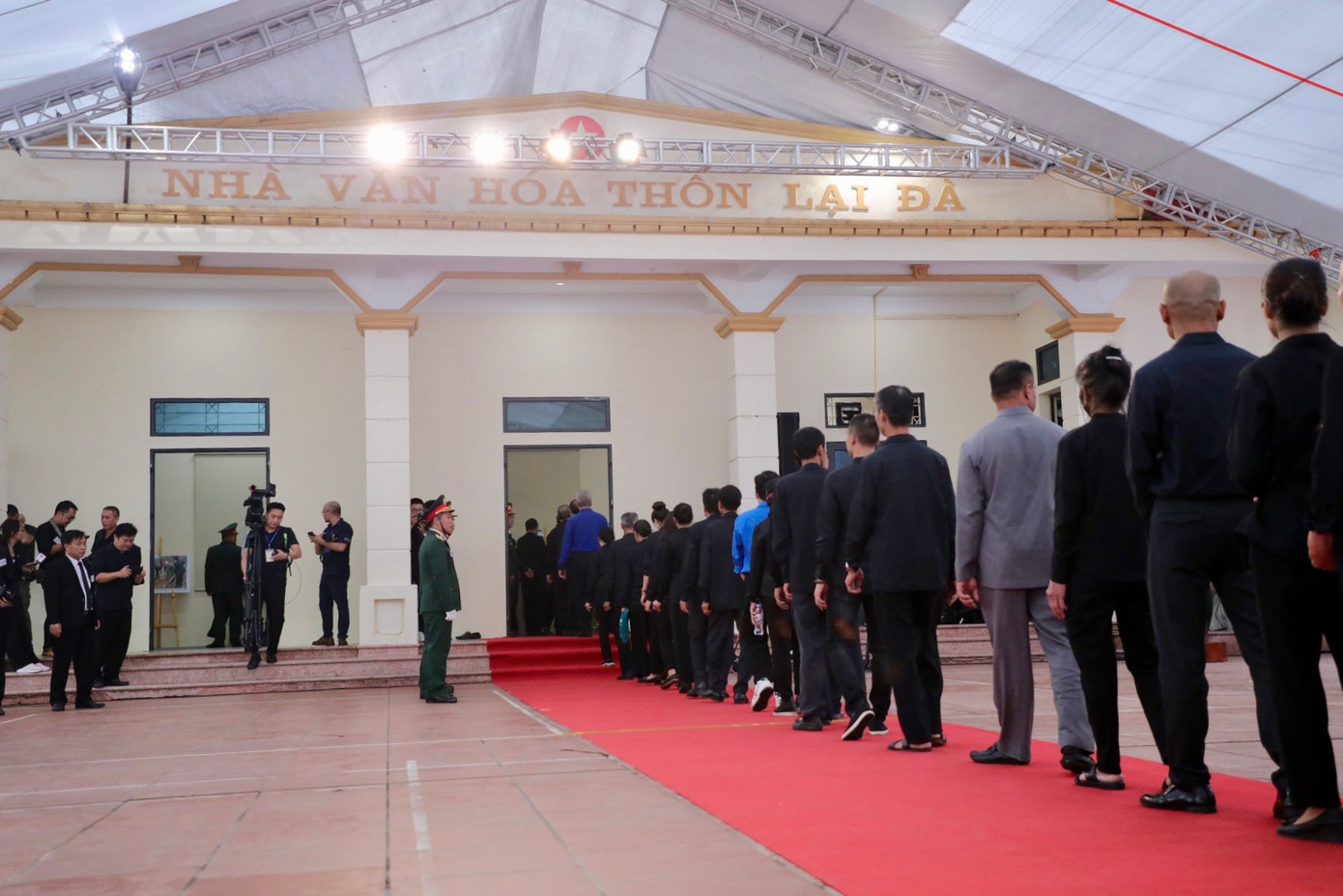 Theo thông báo của Ban tổ chức, vòng hoa đã được chuẩn bị để luân chuyển; các đoàn đến viếng chủ động in băng đen gắn lên vòng hoa. Nguyện vọng của gia đình xin được miễn tiền, hoa quả, lễ phúng viếng, chấp điếu của các tổ chức, cá nhân khi đến viếng.