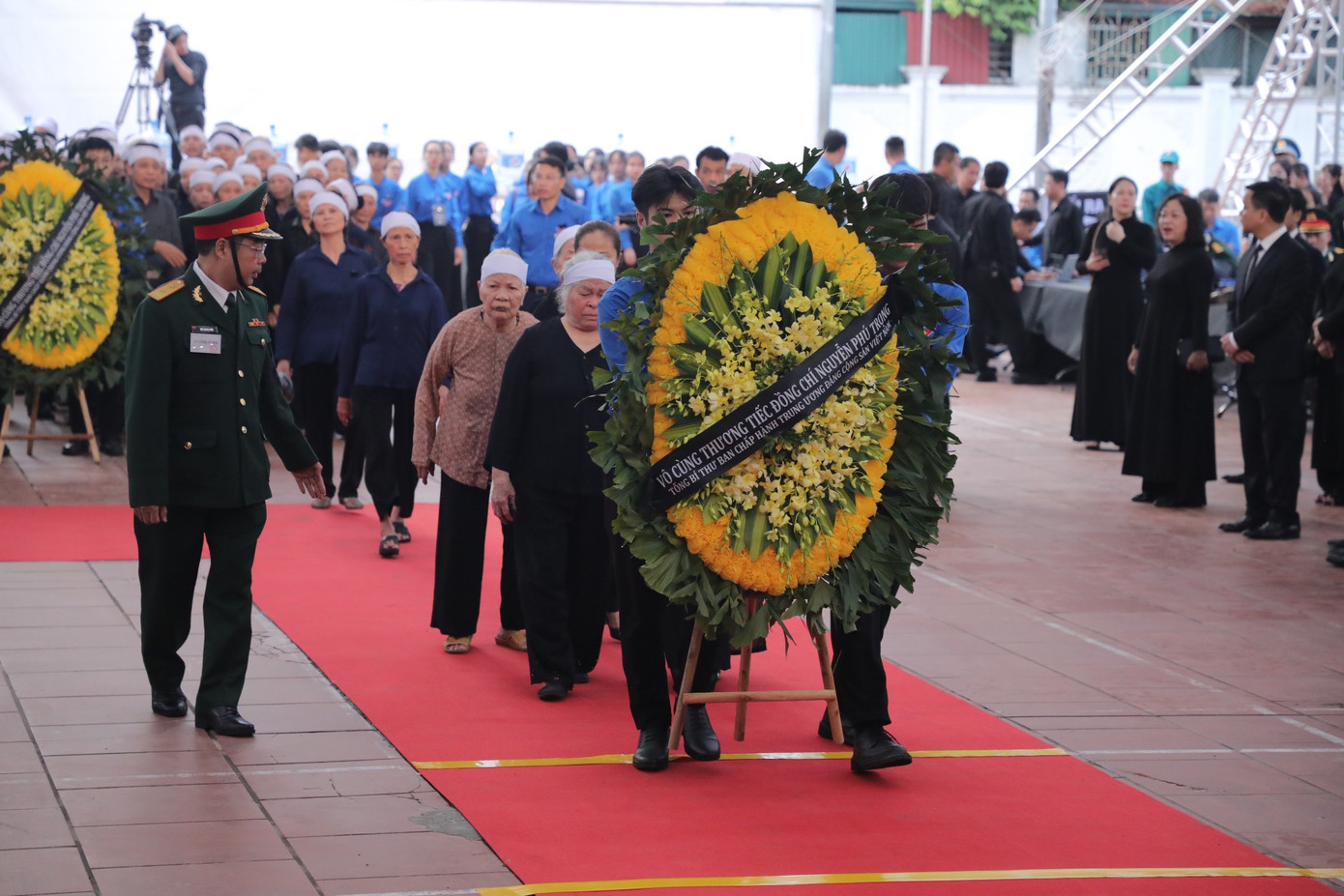 Người dân viếng Tổng Bí thư ở quê nhà xã Đông Hội.