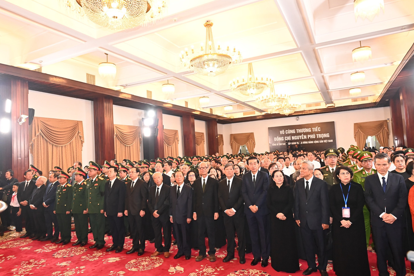 Các đồng chí lãnh đạo, nguyên lãnh đạo TPHCM đến viếng Tổng Bí thư Nguyễn Phú Trọng (Ảnh: SGGP)