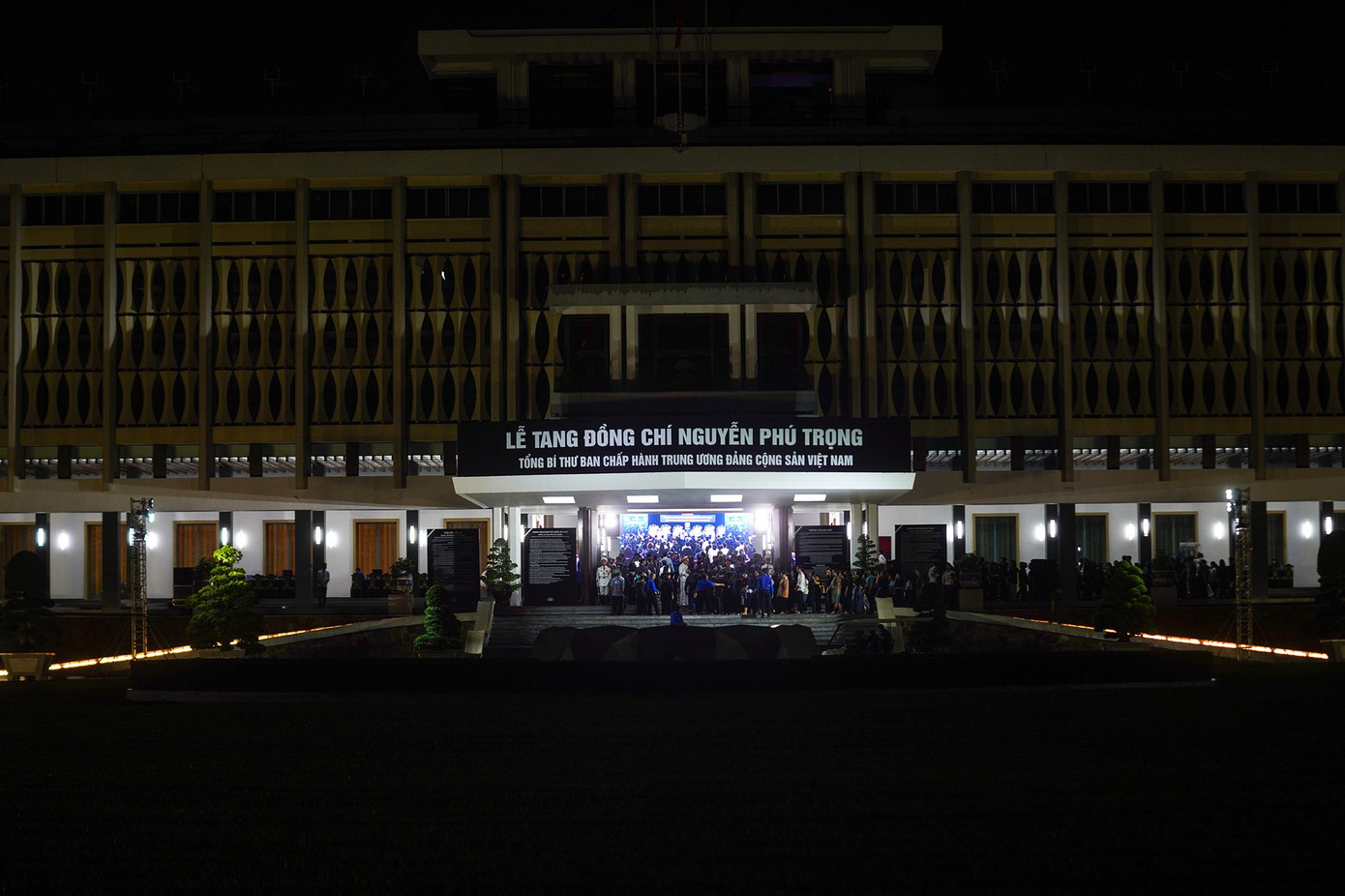 Những dòng người lặng lẽ tiến về Hội trường Thống Nhất (TPHCM)