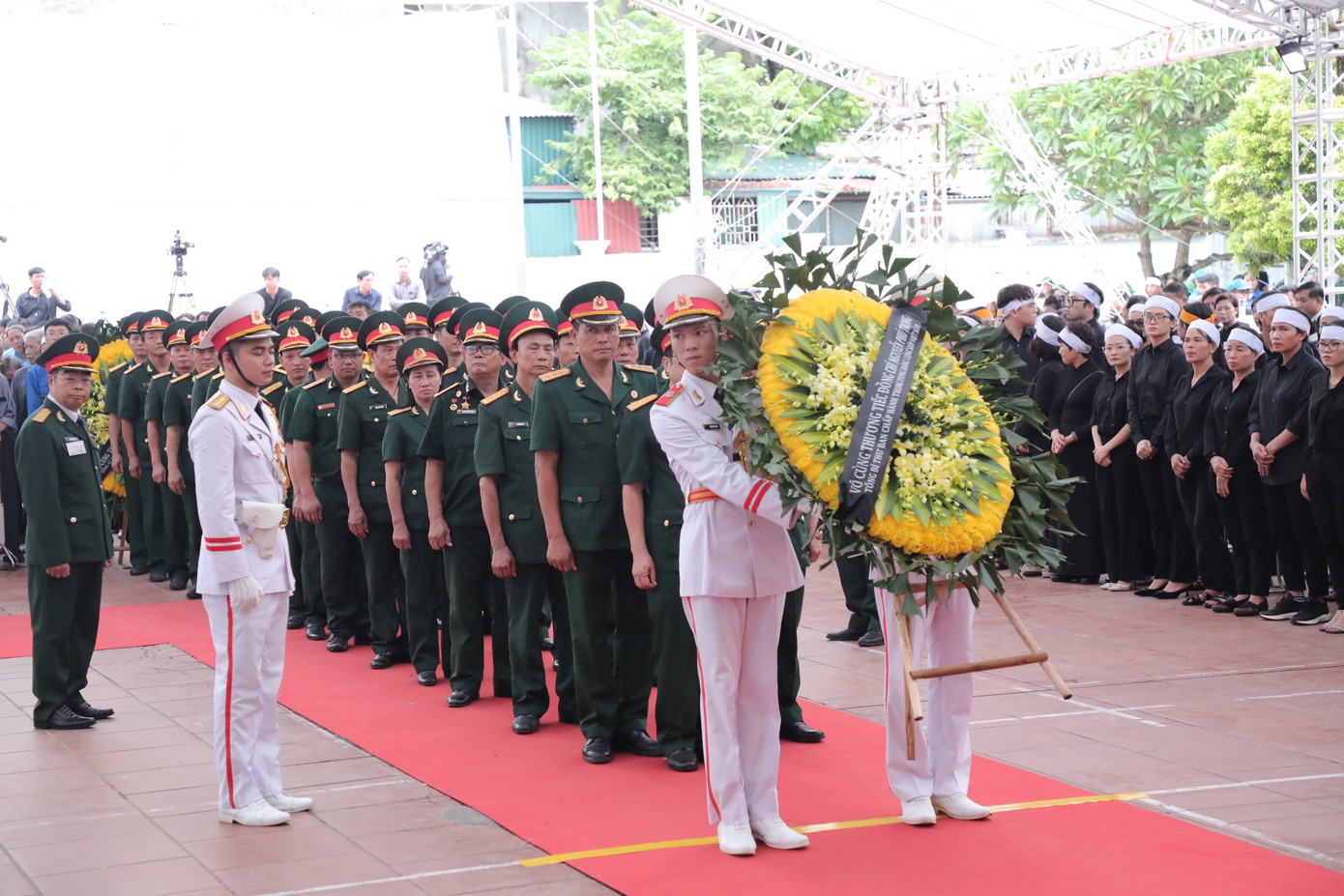 Cựu chiến binh huyện Đông Anh kính viếng Tổng Bí thư Nguyễn Phú Trọng.