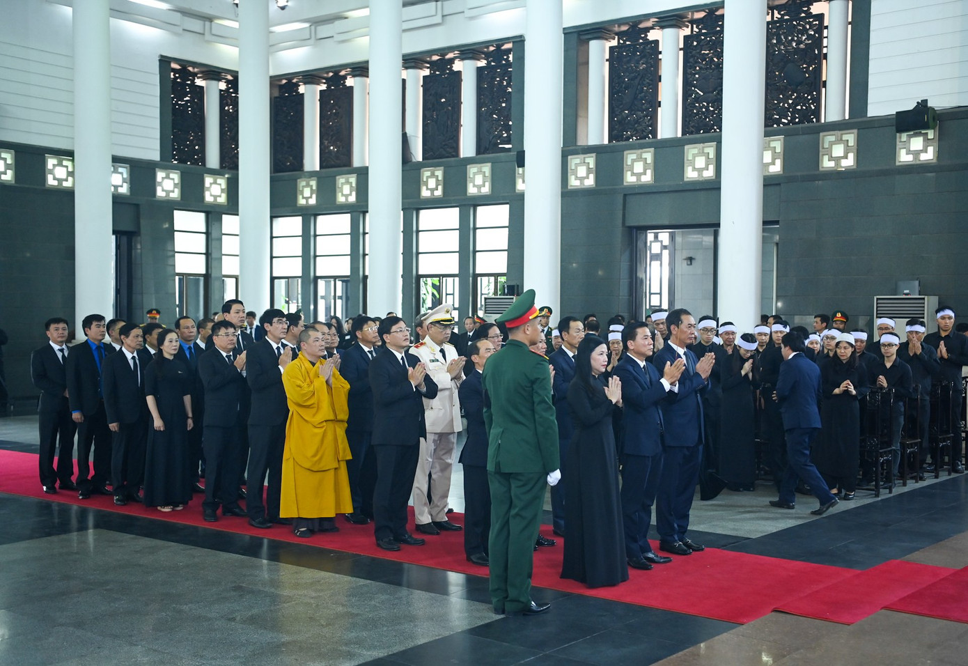 Đoàn đại biểu Tỉnh ủy, HĐND, UBND, Ủy ban MTTQ tỉnh Thanh Hóa do đồng chí Đỗ Trọng Hưng, Ủy viên Trung ương Đảng, Bí thư Tỉnh ủy, Chủ tịch HĐND tỉnh làm Trưởng đoàn, viếng Tổng Bí thư Nguyễn Phú Trọng.