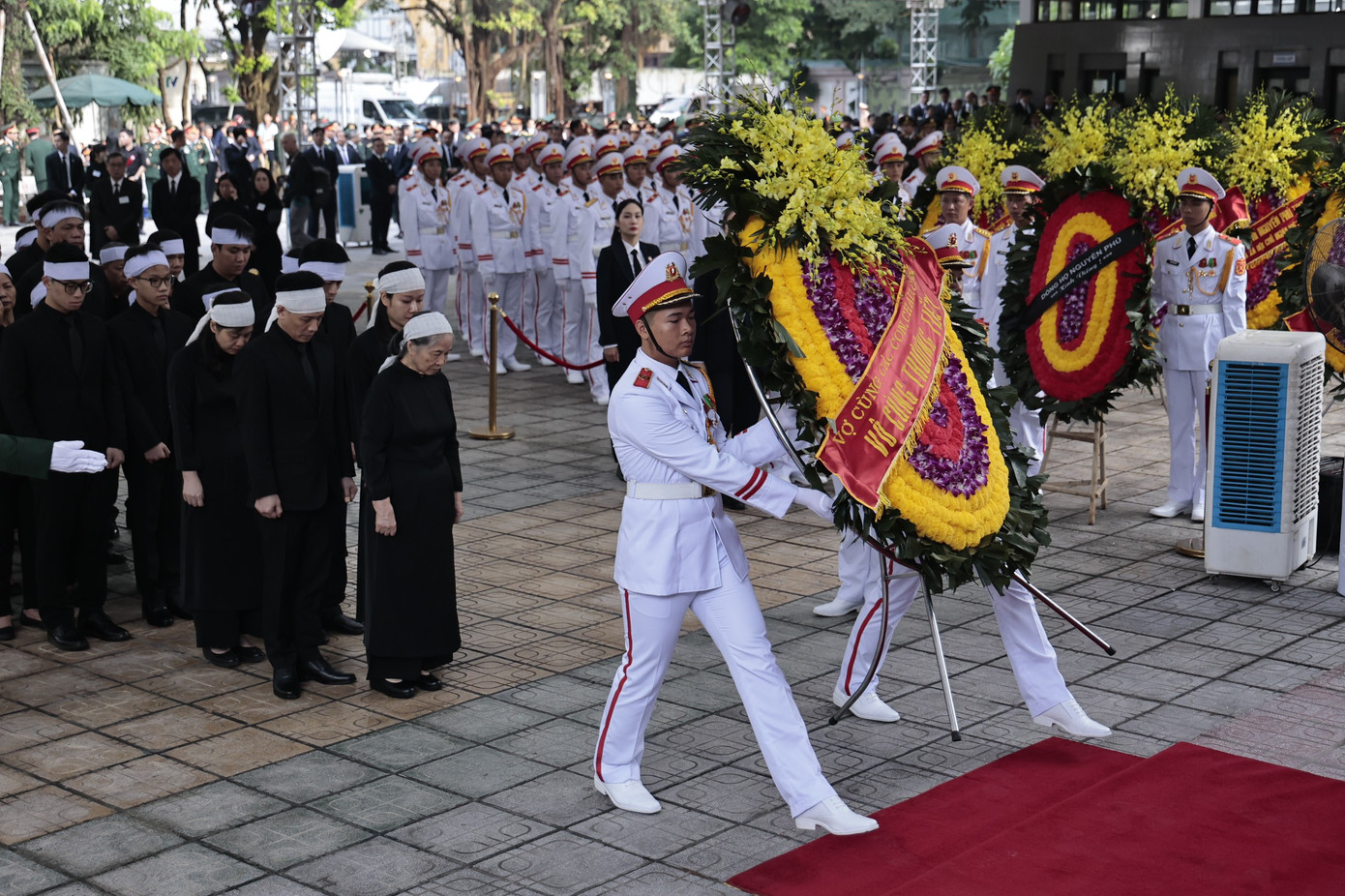Đoàn gia đình và dòng họ vào viếng Tổng Bí thư Nguyễn Phú Trọng. Ảnh: Như Ý