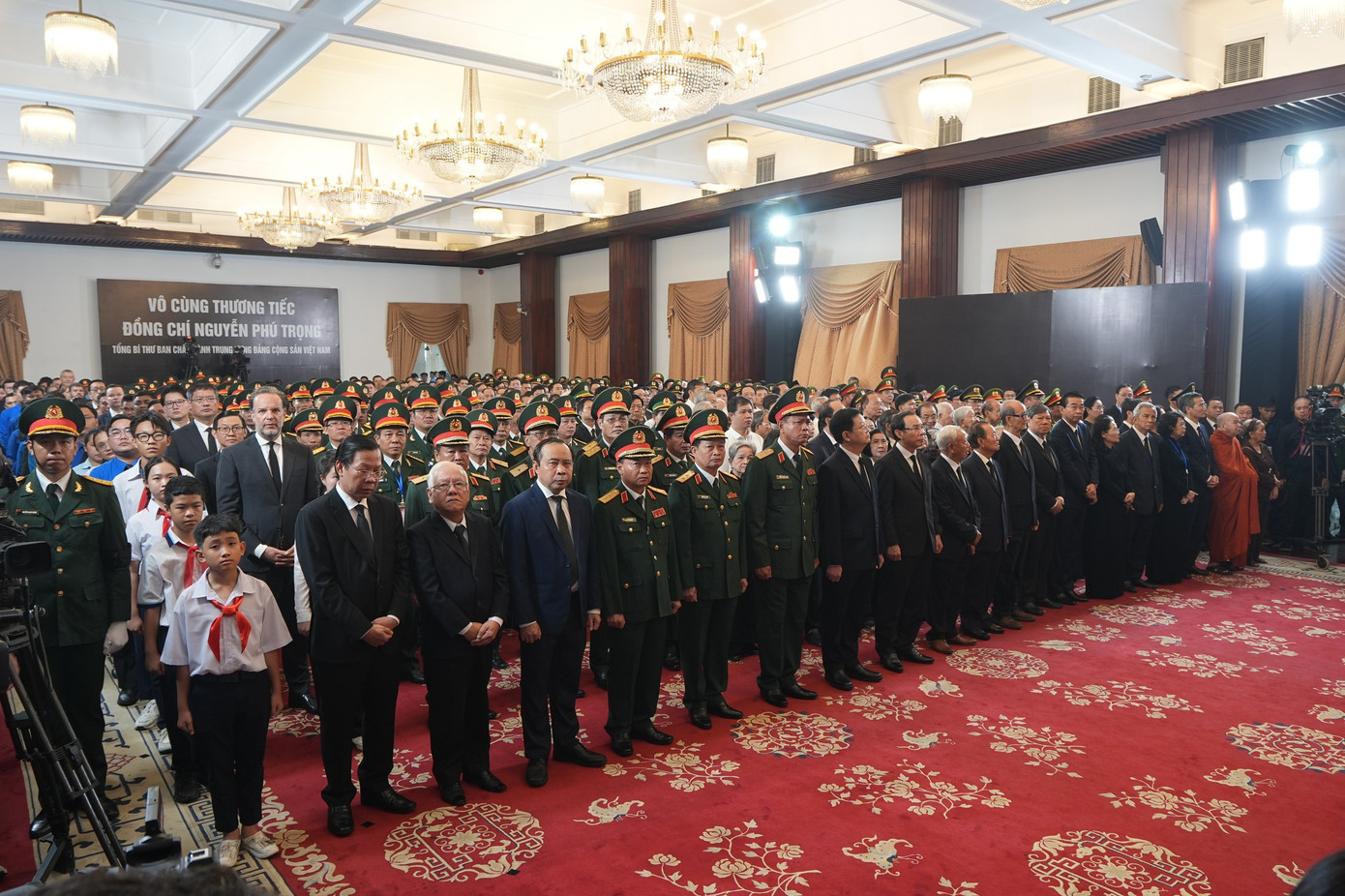 Các đồng chí lãnh đạo, nguyên lãnh đạo TPHCM đến viếng Tổng Bí thư Nguyễn Phú Trọng (Ảnh: SGGP)