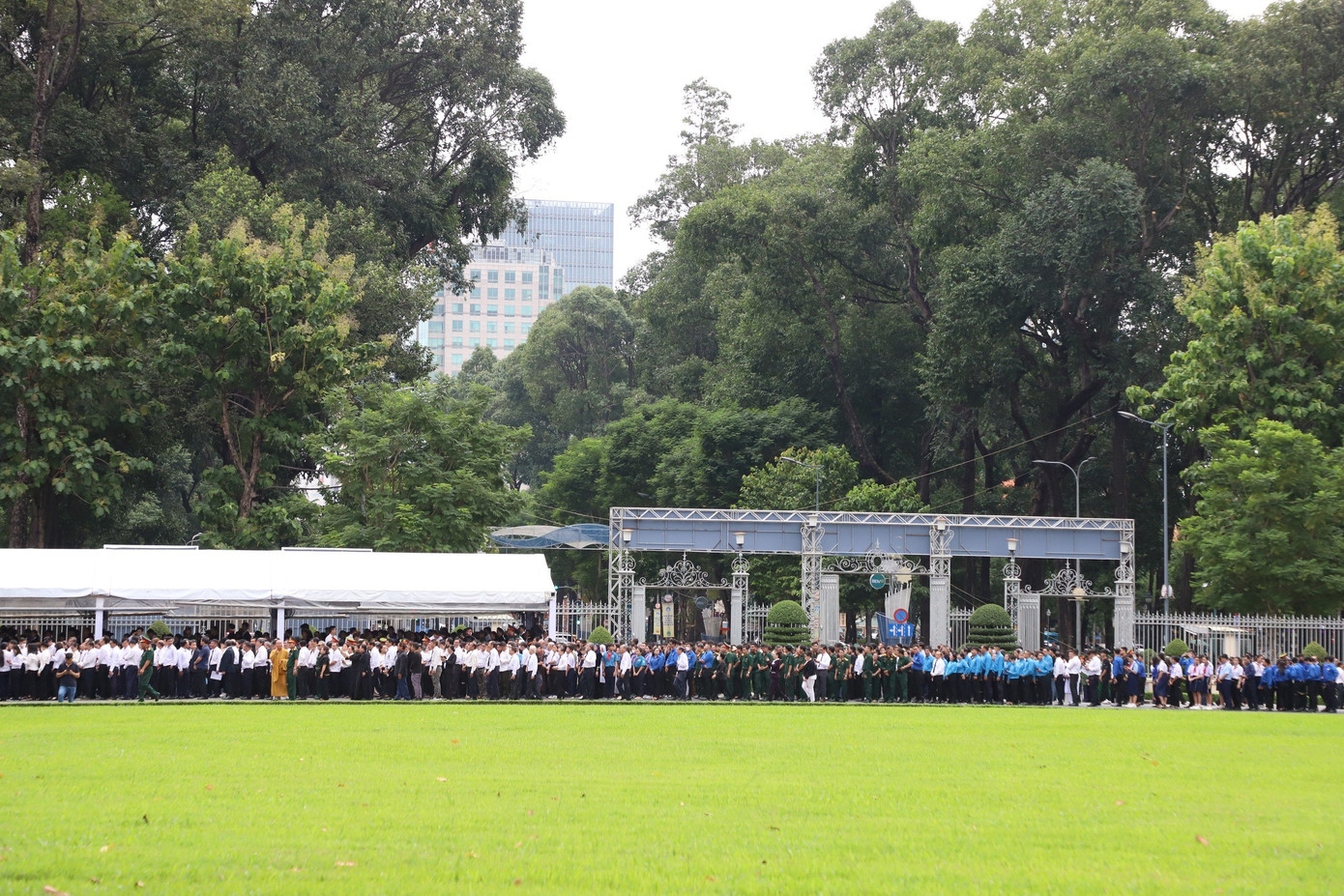 TPHCM điều chỉnh thời gian viếng Tổng Bí thư Nguyễn Phú Trọng đến 23h00 ảnh 81