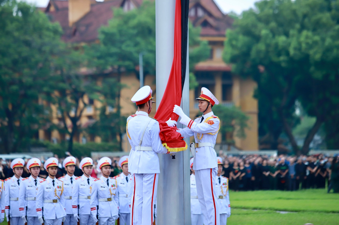 Cờ rủ chỉ được kéo lên đến 2/3 chiều cao của cột cờ, dải băng tang buộc làm 3 đoạn.