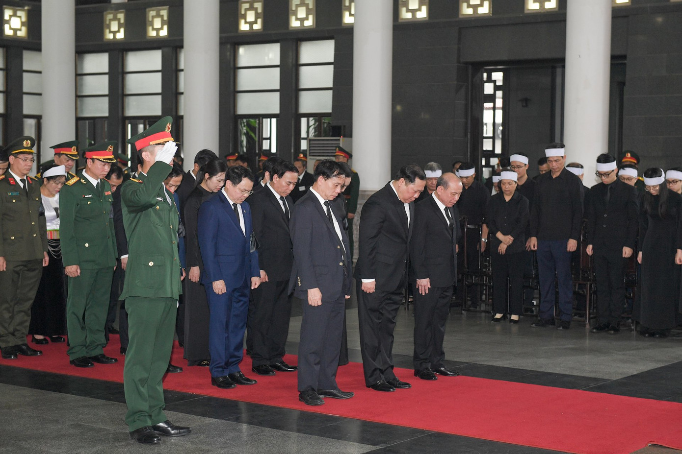 Đoàn Tỉnh ủy, HĐND, UBND, UBMTTQ Việt Nam tỉnh Hòa Bình do đồng chí Nguyễn Phi Long, Ủy viên dự khuyết Ban Chấp hành T.Ư Đảng, Bí thư Tỉnh ủy làm Trưởng đoàn, viếng Tổng Bí thư Nguyễn Phú Trọng.