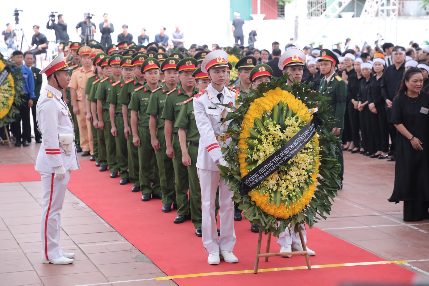 Công an huyện Đông Anh kính viếng Tổng Bí thư Nguyễn Phú Trọng.