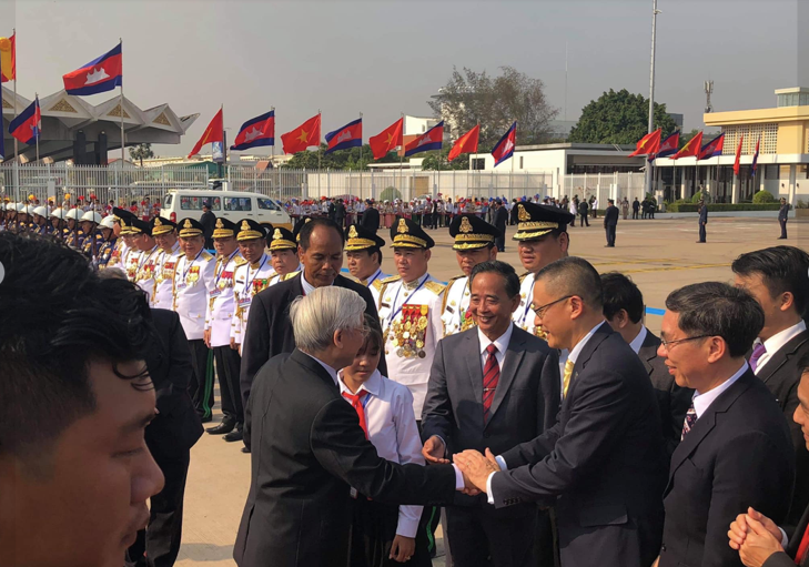 Đại sứ Vũ Quang Minh cùng các quan chức đón Tổng Bí thư Nguyễn Phú Trọng trong chuyến thăm Campuchia. (Ảnh: Fb Vũ Quang Minh) Đại sứ Vũ Quang Minh cùng các quan chức đón Tổng Bí thư Nguyễn Phú Trọng trong chuyến thăm Campuchia. (Ảnh: Fb Vũ Quang Minh)
