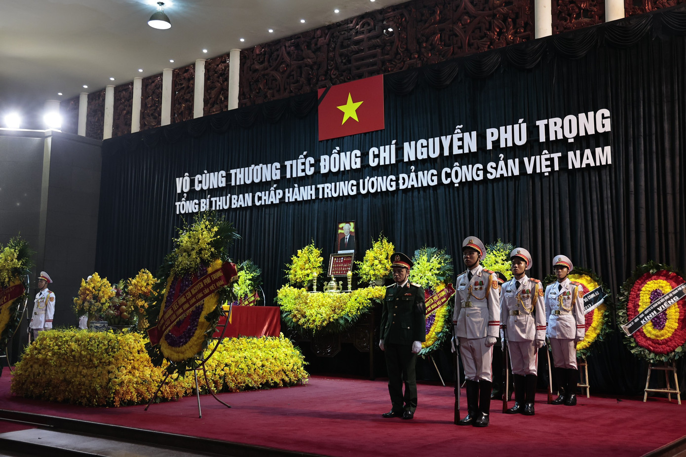 Từ 18h, Ban Tổ chức lễ tang tạo điều kiện sắp xếp cho người dân vào viếng Tổng Bí thư Nguyễn Phú Trọng tại Nhà tang lễ Quốc gia (số 5, Trần Thánh Tông, Hà Nội). Khi đến viếng, người dân mang theo thẻ căn cước công dân gắn chip điện tử hoặc điện thoại di động cài đặt VNeID mức độ 2 để quét mã QR.