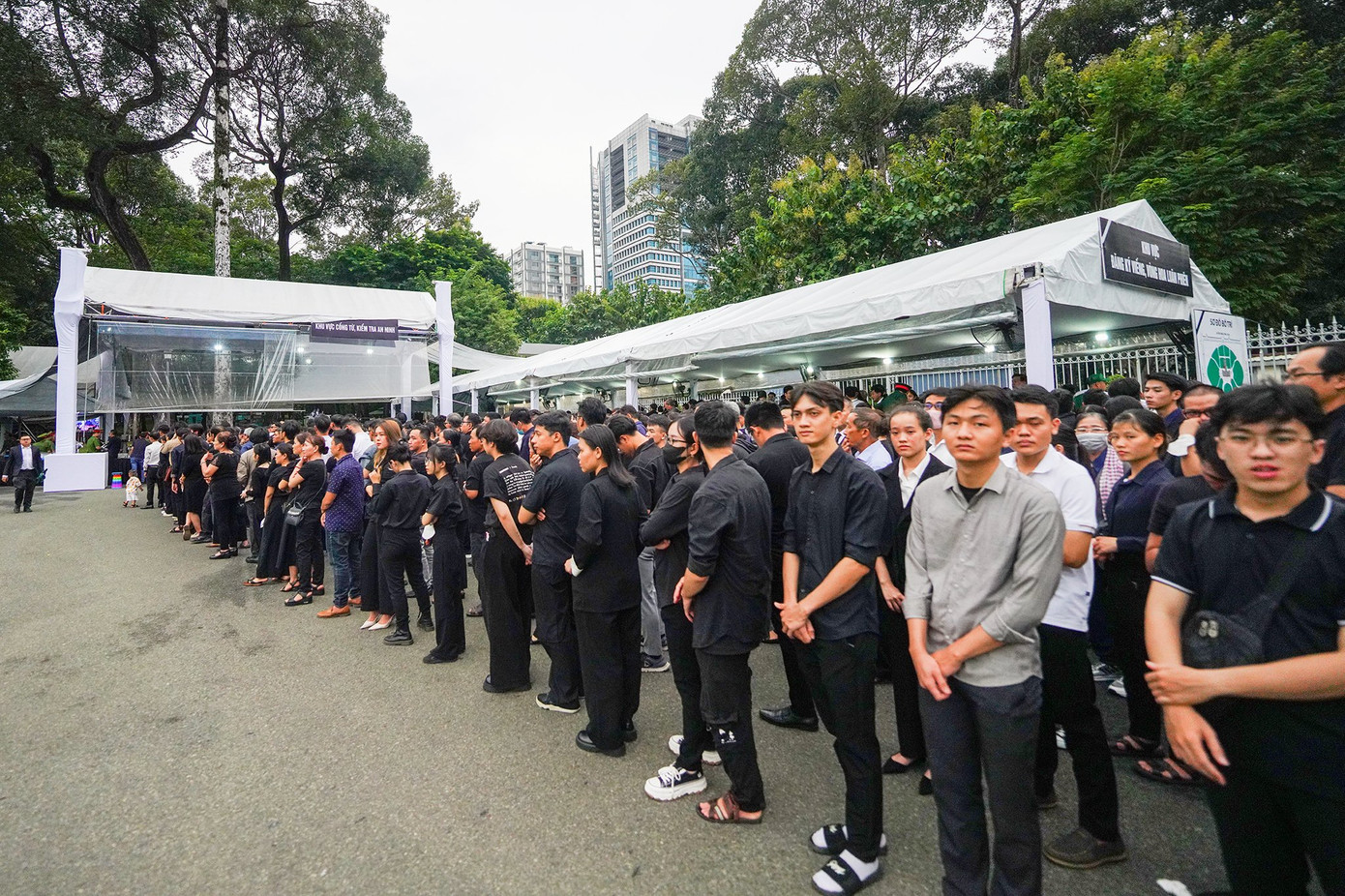 TPHCM điều chỉnh thời gian viếng Tổng Bí thư Nguyễn Phú Trọng đến 23h00 ảnh 98