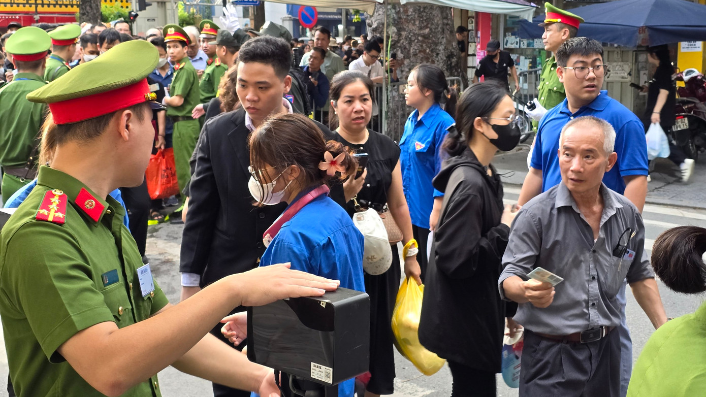 Lực lượng công an, đoàn viên, thanh niên hỗ trợ người dân quét mã QR trước khi vào Nhà tang lễ Quốc gia viếng Tổng Bí thư Nguyễn Phú Trọng.