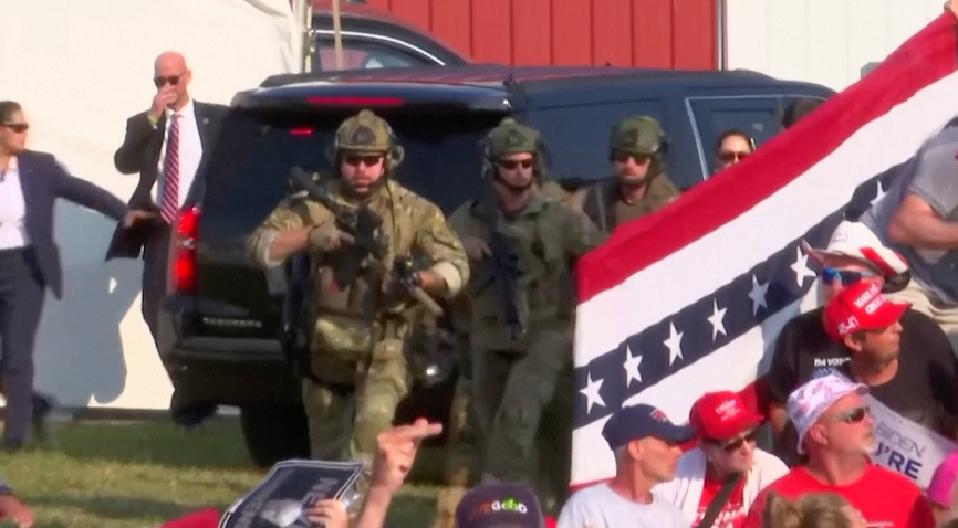 Mật vụ Mỹ phản ứng sau vụ nổ súng trong cuộc vận động tranh cử của cựu Tổng thống Mỹ Donald Trump. (Ảnh cắt từ clip của Reuters)