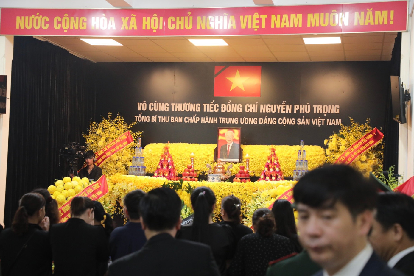 Theo chương trình lễ viếng Tổng Bí thư tại Đông Hội, sáng nay sẽ có 6 đoàn viếng được xếp thứ tự ưu tiên, số 1 là đoàn gia đình, tiếp theo là các cấp ủy, chính quyền và người dân quê hương thôn Lại Đà, xã Đông Hội.