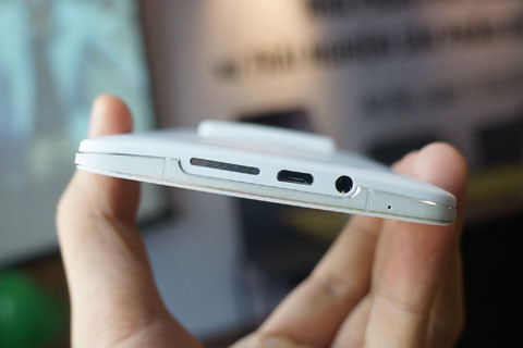 Phía dưới là loa, cổng micro USB và jack cắm tai nghe