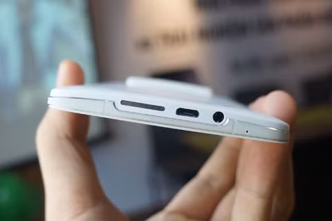 Phía dưới là loa, cổng micro USB và jack cắm tai nghe