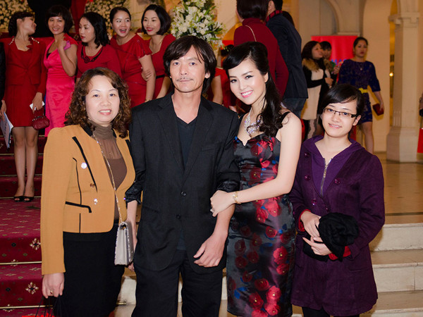 Thụy Vân đưa bố mẹ đẻ đi thưởng thức chương trình