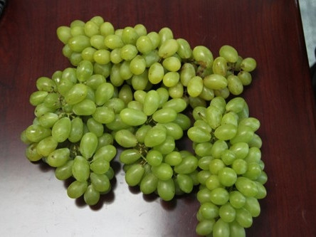 Nho mua ở Big C và nho Trung Quốc mua ở chợ Long Biên được để lẫn vào nhau, không thể nào phân biệt được