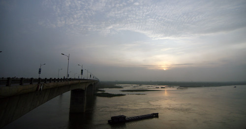  Cầu Vĩnh Tuy, địa điểm thoáng đãng và dễ quan sát được những người yêu thiên văn học Hà Nội chọn làm địa điểm quan sát nhật thực một phần.