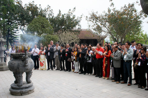 Đoàn kiều bào dâng hương đền Quốc Mẫu Âu Cơ