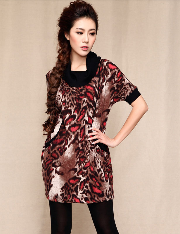 Phong cách họa tiết da báo cách điệu với màu sắc tươi tắn, trẻ trung Hoa văn với tone màu trầm rất "tây" khi kết hợp với điểm nhấn là thắt lưng bản to với cổ áo bằng chất liệu da.