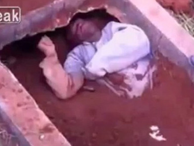 Nạn nhân bị chôn vùi trong ngôi mộ trước khi được cứu. Nạn nhân bị chôn vùi trong ngôi mộ trước khi được cứu