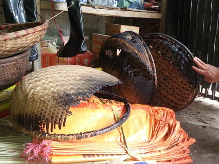 Một số đồ đạc trong nhà ông Hợp bị đốt