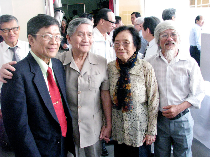 Nguyên Phó chủ tịch nước Nguyễn Thị Bình cùng ông Huỳnh Tấn Mẫm (ngoài cùng bên trái) và những thủ lĩnh phong trào tranh đấu HSSV một thời