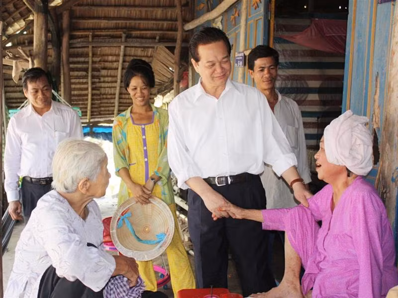 Thủ tướng thăm một gia đình nghèo ở cạnh hố bom - Ảnh: Hồng Lĩnh