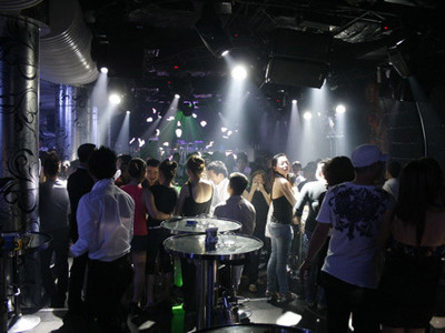 Rất dễ đụng hàng dân chơi hàng mướn tại các quán bar. Ảnh: từ Internet minh họa