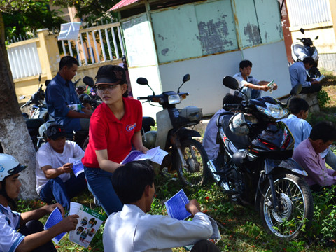 Nhân viên các Trung tâm tuyển sinh tranh thủ phát tờ rơi tuyển sinh. ảnh Việt Hương