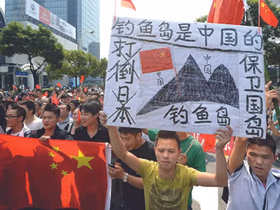 Người Trung Quốc biểu tình chống Nhật trước Tổng lãnh sự quán Nhật Bản ở thành phố Thượng Hải. Ảnh: Kyodo