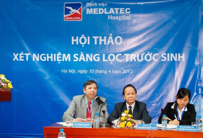 TS. Vũ Bá Quyết (bên trái) - Phó Giám đốc Bệnh viện Phụ sản TW trao đổi thảo luận về xét nghiệm sàng lọc tại Hội thảo