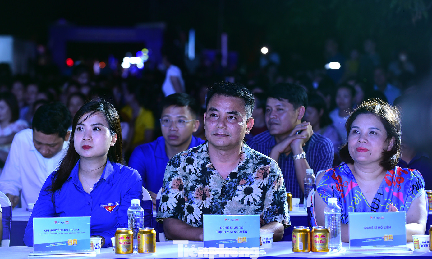 Các đại biểu tham dự đêm nhạc hội thanh niên công nhân - lan toả năng lượng tích cực. Ảnh: Xuân Tùng Các đại biểu tham dự đêm nhạc hội thanh niên công nhân - lan toả năng lượng tích cực. Ảnh: Xuân Tùng