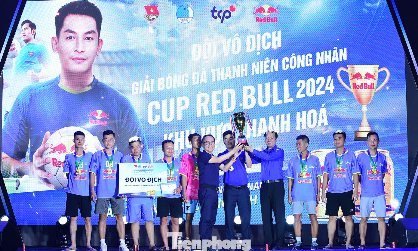 Ban Tổ chức trao giải thưởng cho đội vô địch bóng đá thanh niên khu vực Thanh Hoá. Ảnh: Xuân Tùng Ban Tổ chức trao giải thưởng cho đội vô địch bóng đá thanh niên khu vực Thanh Hoá. Ảnh: Xuân Tùng