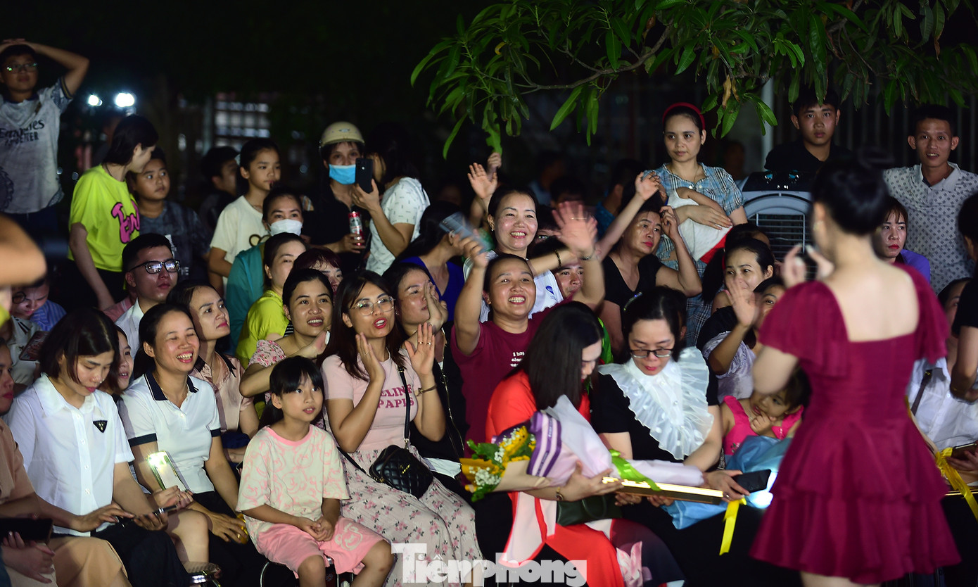 Khán giả cổ vũ các tiết mục trong chương trình. Ảnh: Xuân Tùng Khán giả cổ vũ các tiết mục trong chương trình. Ảnh: Xuân Tùng