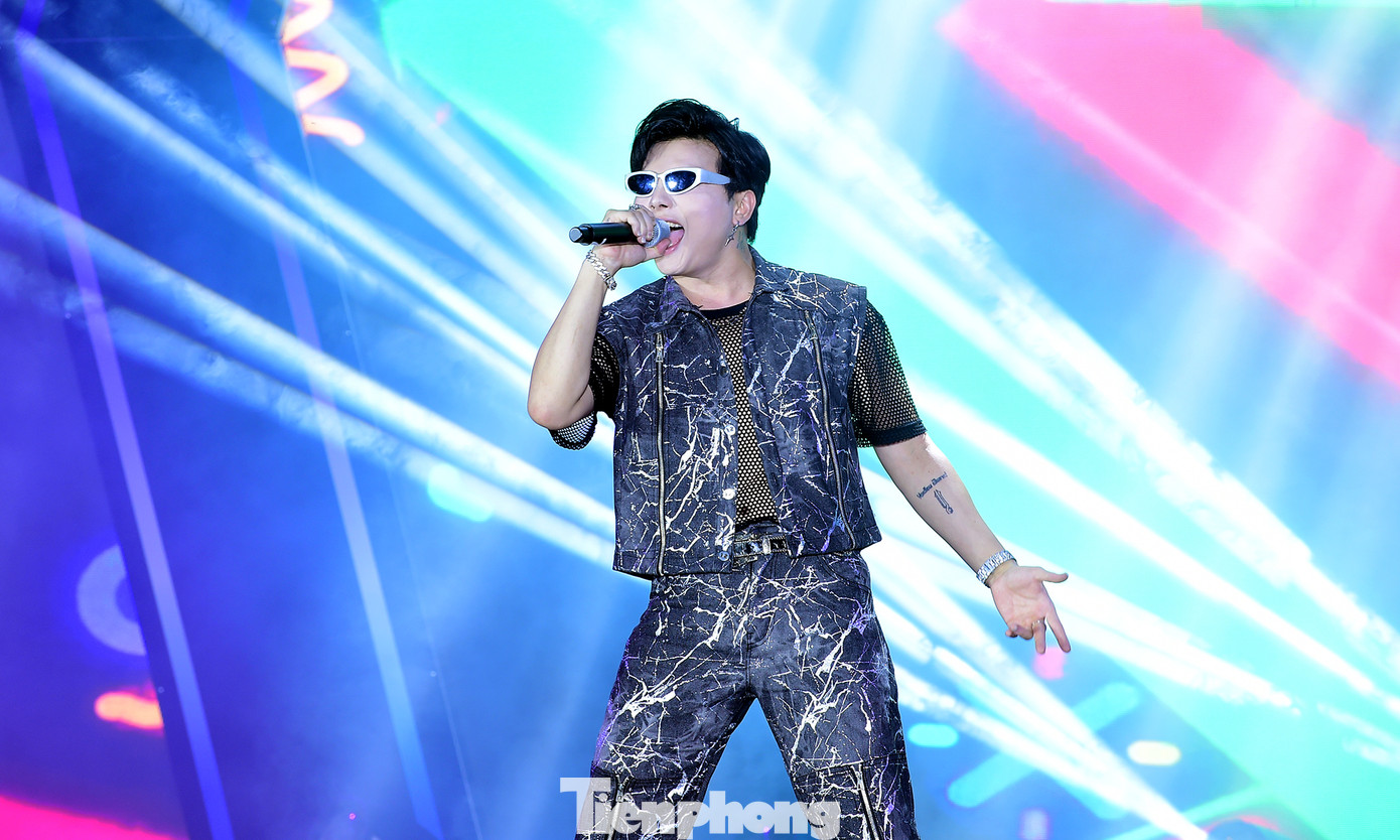 Các ca sĩ mang đến những tiết mục sôi động trong đêm nhạc hội thanh niên công nhân - lan toả năng lượng tích cực. Ảnh: Xuân Tùng Các ca sĩ mang đến những tiết mục sôi động trong đêm nhạc hội thanh niên công nhân - lan toả năng lượng tích cực. Ảnh: Xuân Tùng