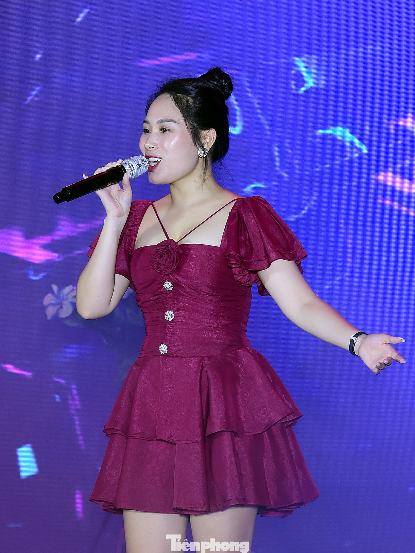 Các ca sĩ mang đến những tiết mục sôi động trong đêm nhạc hội thanh niên công nhân - lan toả năng lượng tích cực. Ảnh: Xuân Tùng Các ca sĩ mang đến những tiết mục sôi động trong đêm nhạc hội thanh niên công nhân - lan toả năng lượng tích cực. Ảnh: Xuân Tùng