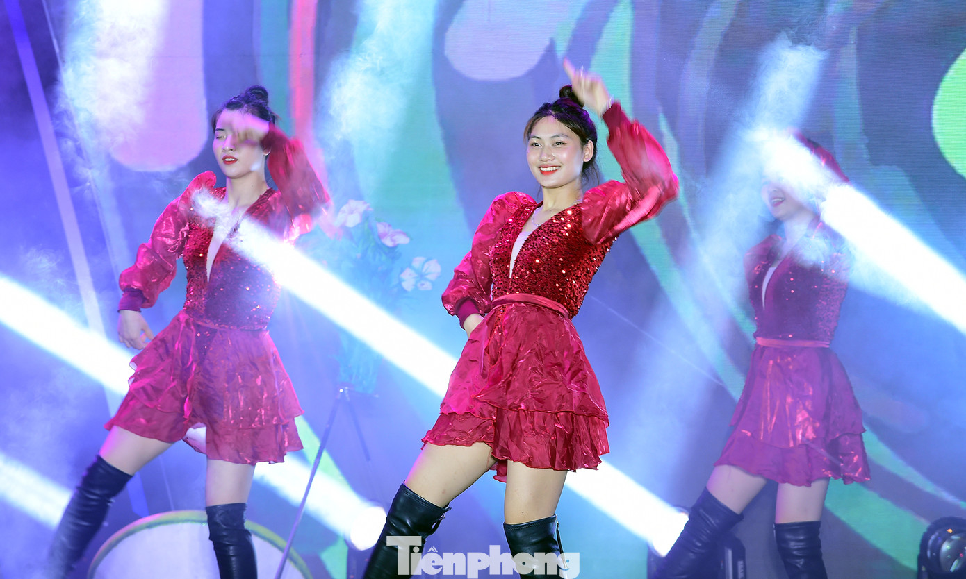 Tiết mục văn nghệ đoạt giải nhất cuộc thi tìm kiếm “Tài năng thanh niên công nhân”. Ảnh: Xuân Tùng Tiết mục văn nghệ đoạt giải nhất cuộc thi tìm kiếm “Tài năng thanh niên công nhân”. Ảnh: Xuân Tùng